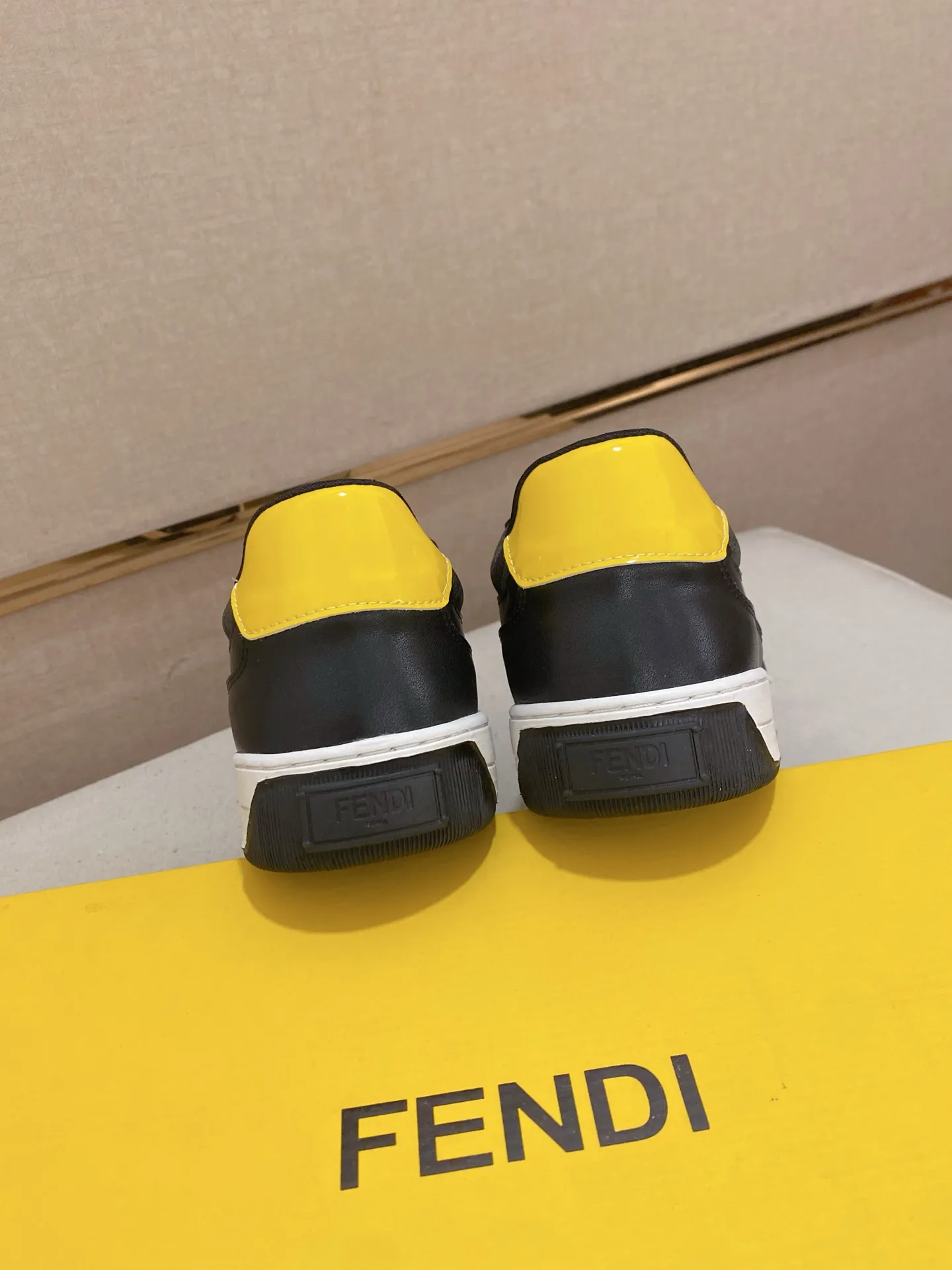 Men's shoes 💰 420💰 (FENDI) New style 👊🏻 upper 🇮🇹 imported cowhide fabric 🇩🇪 lining imported sheepskin lining. The original outsole is molded to highlight the identity of every man, and the upper foot is stable and stable🚶🏻🚶🏻The high-end custom counters reproduce the original version📯No matter the wind or rain, the shoe last remains unchanged and can withstand the verification of time🔍️,🔵 Size: 38-44 (45 is custom-made and cannot be returned or exchanged